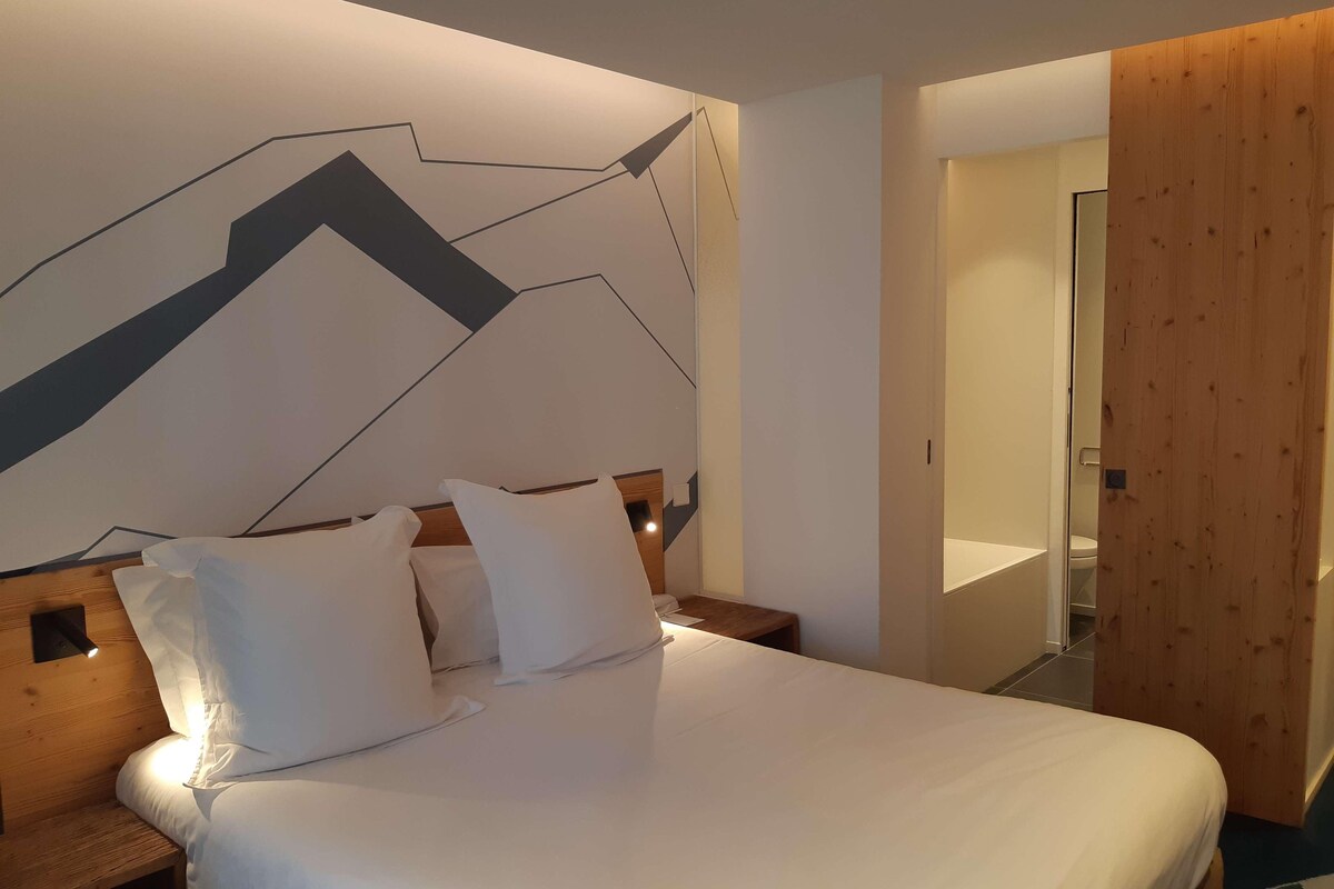 Minibar, brankas, meja kerja, dan kedap suara