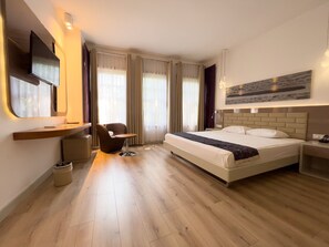 Family Room | Premium bedding, minibar, in-room safe, desk
