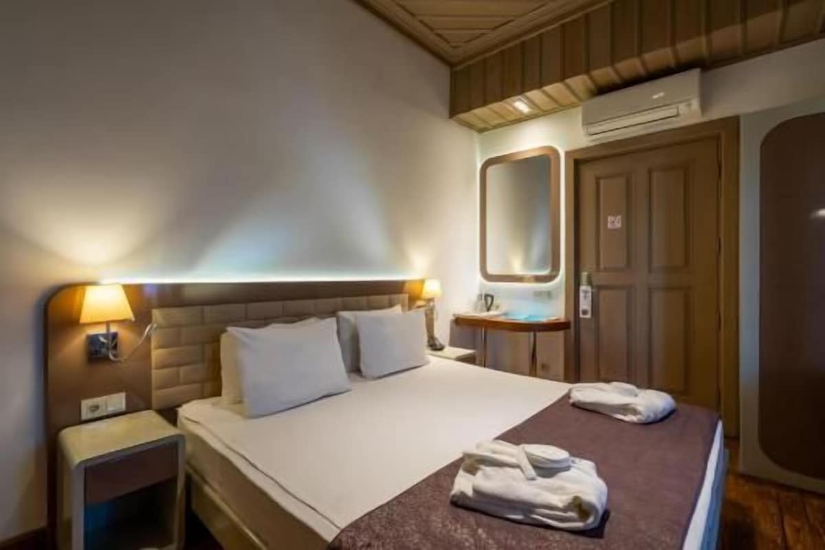Sengetøy av topp kvalitet, minibar, safe på rommet og skrivebord