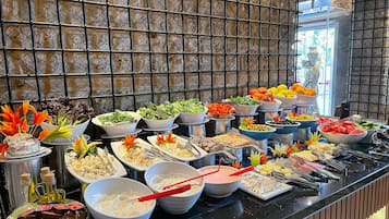 Frukost med lokala rätter varje dag mot avgift