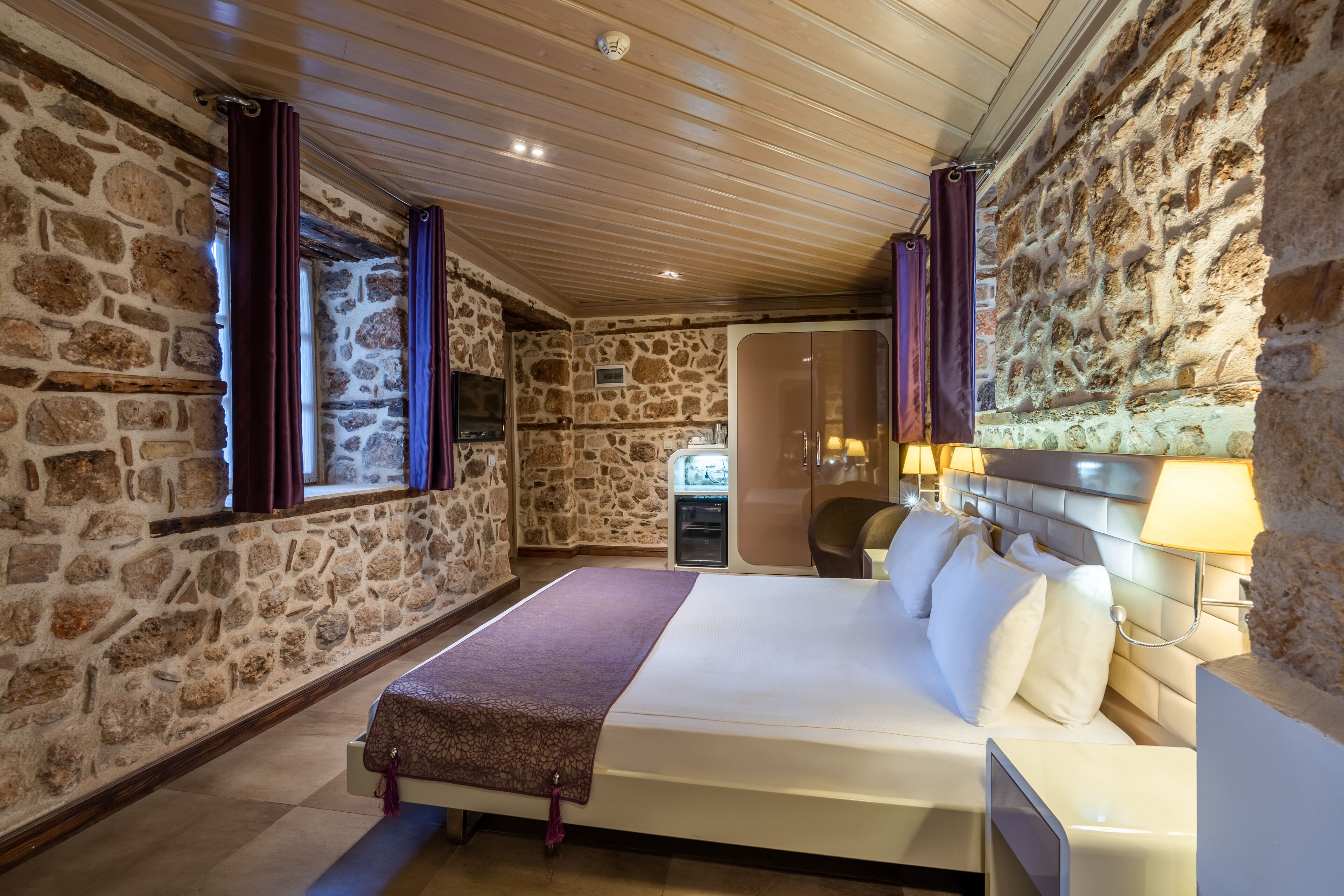 standard room, 1 double bed | premium bedding, minibar, in-room safe, desk