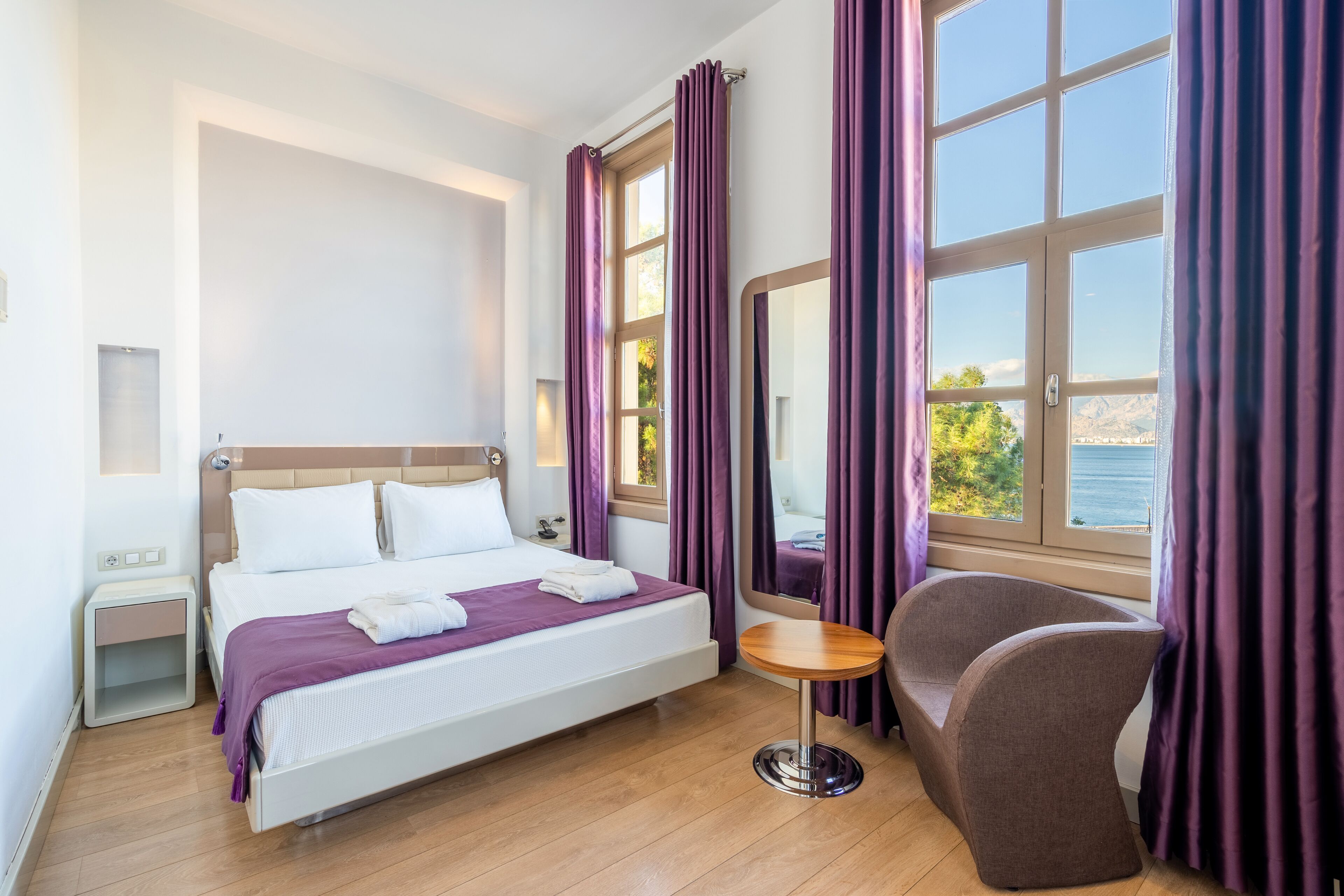 Deluxe Room, 1 Double Bed, Non Smoking, Sea View | Premium bedding, minibar, in-room safe, desk