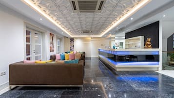 Coin salon dans le hall