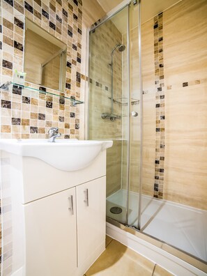 Deluxe Quadruple Room | Bathroom | Shower, rainfall showerhead, towels - The Park Hotel (London)