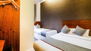 Habitación triple Deluxe | Escritorio, wifi gratis, ropa de cama