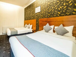 Deluxe Quadruple Room | Desk, free WiFi, bed sheets - The Park Hotel (London)