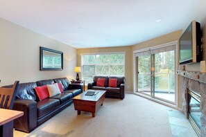 Condo, 2 habitaciones | Sala de estar | Televisión 