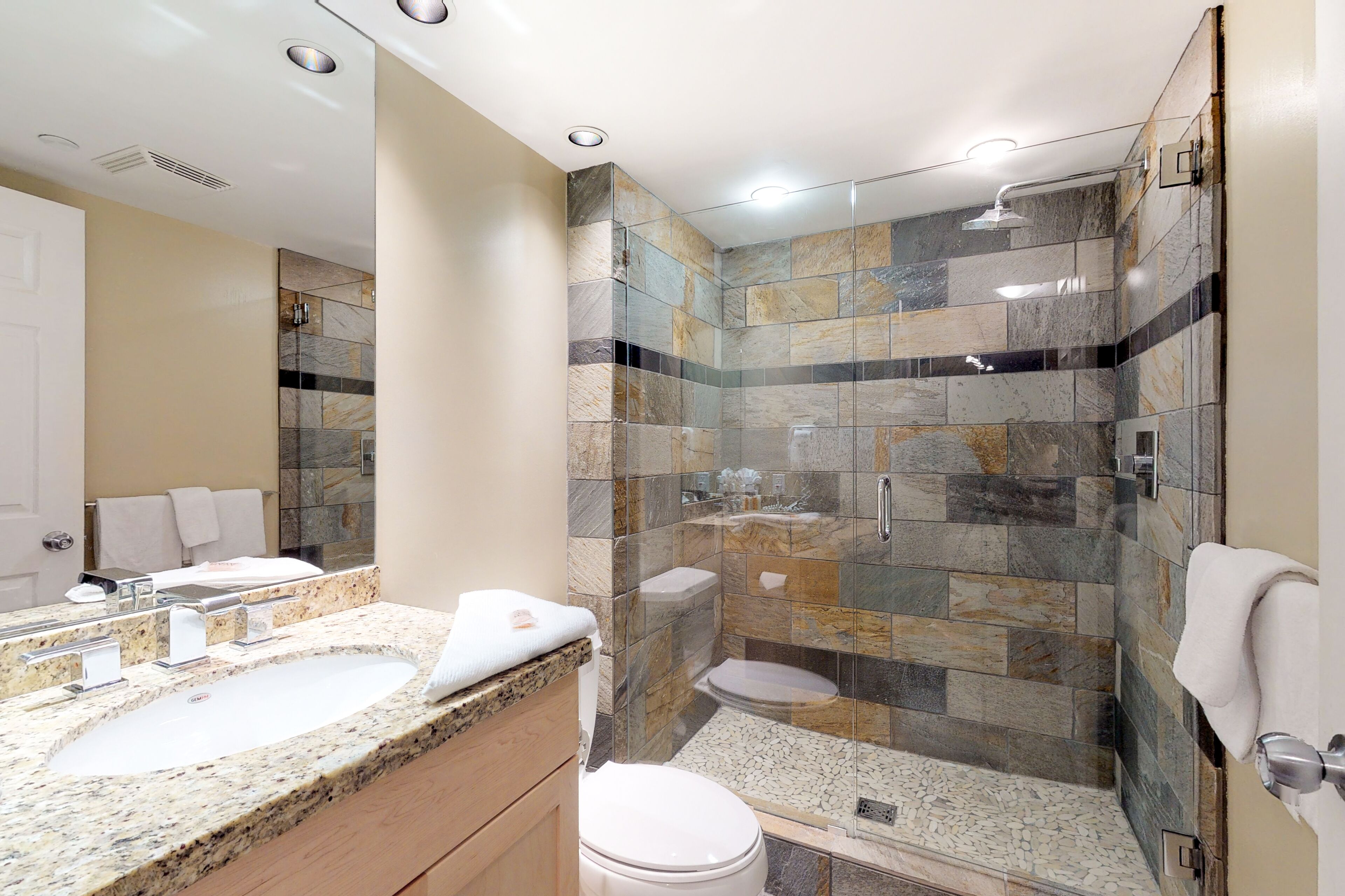 Condo, 2 quartos | Banheiro | Produtos de toalete grátis, secador de cabelo, toalhas de banho 