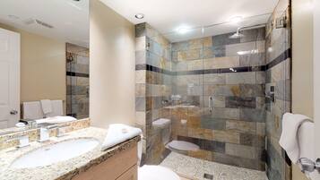 Condo, 2 quartos | Banheiro | Produtos de toalete grátis, secador de cabelo, toalhas de banho