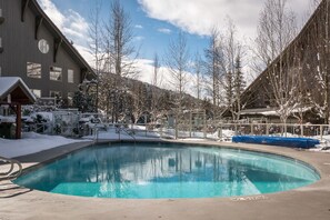 Una piscina al aire libre, una piscina climatizada