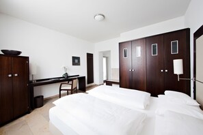 Double Room | Premium bedding, minibar, in-room safe, individually decorated - BURNS Art Hotel (Düsseldorf)