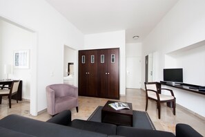 Suite | Premium bedding, minibar, in-room safe, individually decorated - BURNS Art Hotel (Düsseldorf)