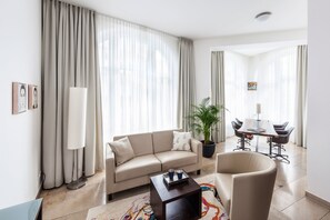 Suite | Peralatan tempat tidur premium, bar mini, peti besi dalam bilik, meja 