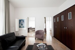 Suite | Peralatan tempat tidur premium, bar mini, peti besi dalam bilik 