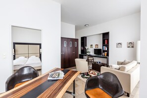 Suite | Luxe beddengoed, een minibar, een kluis op de kamer