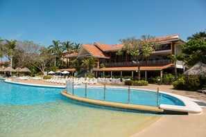 Outdoor pool, sun loungers - Occidental Tamarindo - All Inclusive (Tamarindo)
