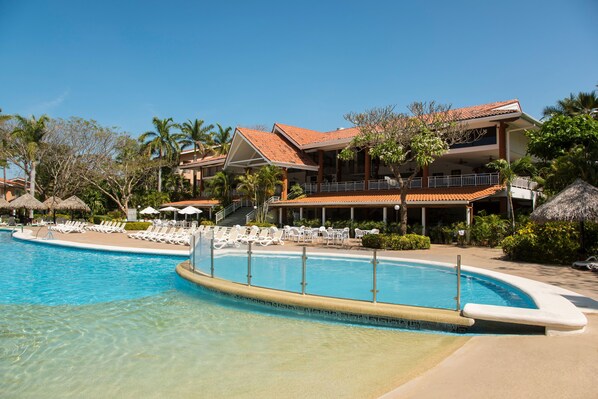 حمّام سباحة خارجي، مقاعد للتشمس