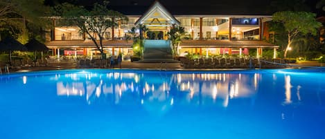 Una piscina al aire libre, tumbonas