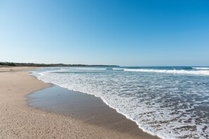 Plage, cabines gratuites, chaises longues, parasols