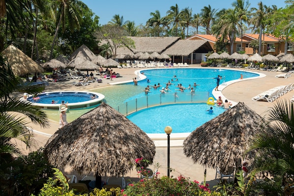 Ulkouima-allas, aurinkotuoleja