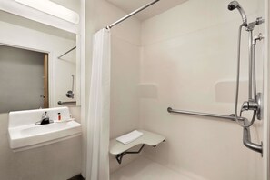 Separate tub and shower, free toiletries, hair dryer, towels - Travelodge by Wyndham Pecos (Pecos)