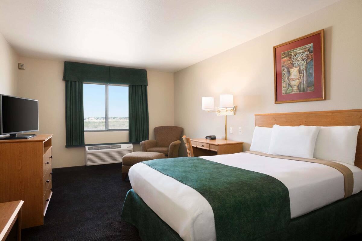 Desk, iron/ironing board, free WiFi, bed sheets