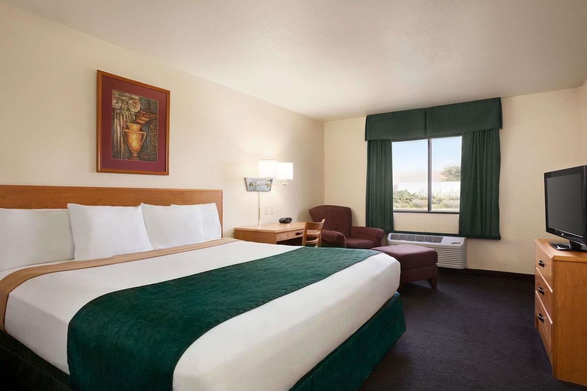Desk, iron/ironing board, free WiFi, bed sheets