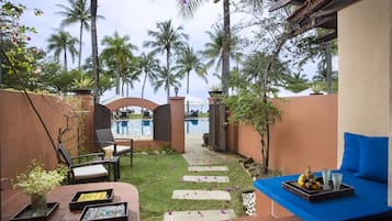 Studio Suite, Sea View (Casa - Adult Only) | Bar mini, peti besi dalam bilik, meja, langsir/tirai gelap terus