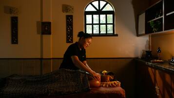Boblebad, kropsbehandlinger, aromaterapi, hot stone-massage