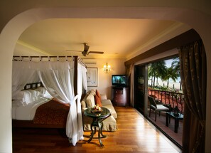 Casa Seaview Deluxe Suite | Minibar, in-room safe, desk, blackout curtains