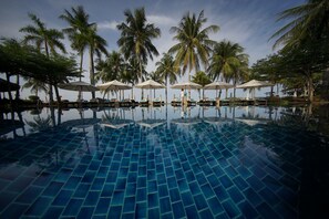 Kolam renang outdoor, dengan payung kolam renang dan kursi berjemur