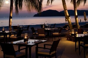 Se sirven desayunos, comidas y cenas con vista a la playa 