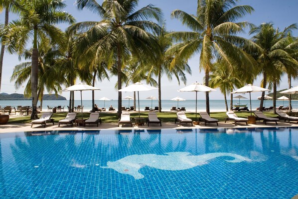 Piscine extérieure, parasols de plage, chaises longues