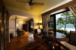 Casa Seaview Deluxe Suite | 1 bedroom, minibar, in-room safe, desk