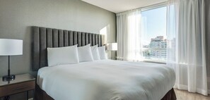 Standard 1-Bedroom Suite (1 King) | 1 間睡房、羽絨被、房內夾萬、書桌