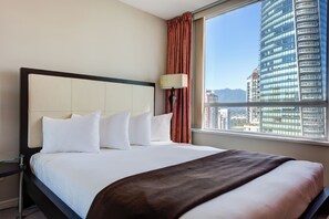 1 kamar tidur, selimut bulu angsa, brankas, dan meja kerja