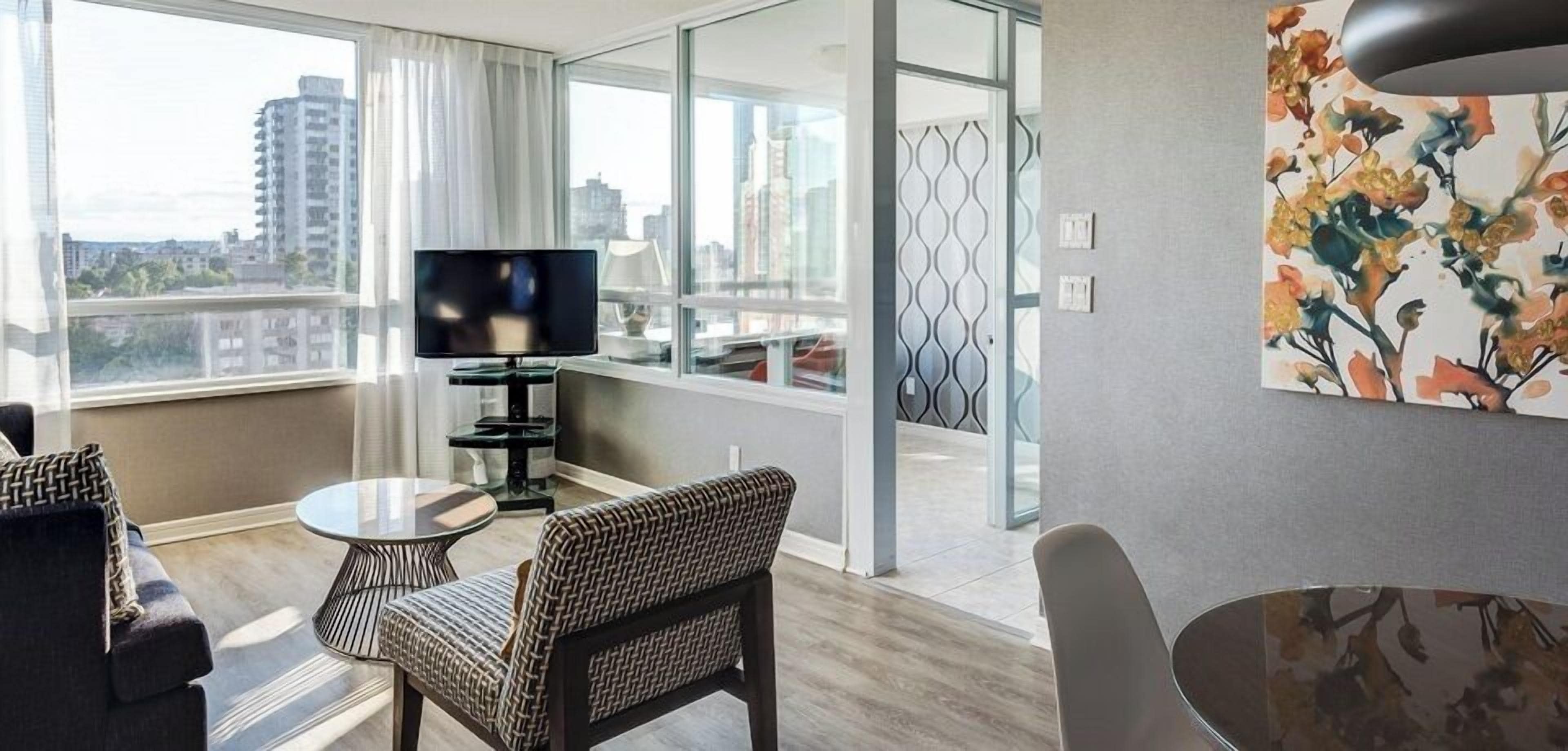 Standard 1-Bedroom Suite (1 King) | 起居区 | 42-英寸液晶电视（配备有线频道）、电视、DVD 播放器