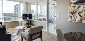 Standard 1-Bedroom Suite (1 King) | 客廳 | 42 吋LCD 電視連有線電視頻道、電視、DVD 播放機