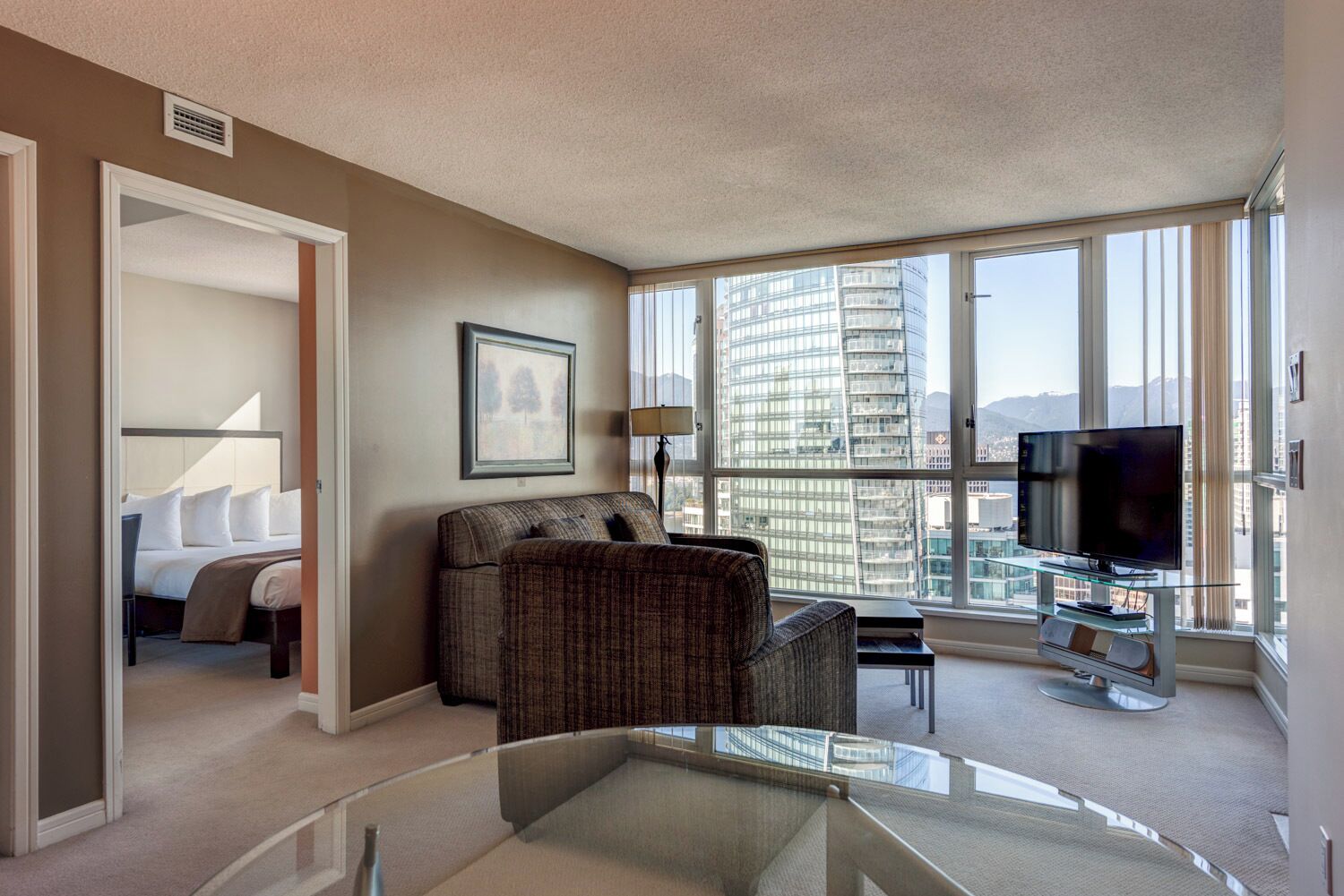 Carmana 1-Bedroom Suite (1 Queen) | 1 室のベッドルーム、羽毛の掛け布団、セーフティボックス (室内)、デスク