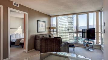 Carmana 1-Bedroom Suite (1 Queen) | 1 bedroom, down comforters, in-room safe, desk