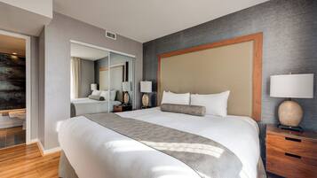 Executive 2-Bedroom Suite (1 King + 1 Queen) | 1 dormitorio, edredones de plumas, caja fuerte y escritorio