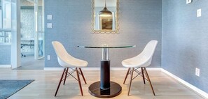 Executive 1-Bedroom Suite (1 Queen) | 1 室のベッドルーム、羽毛の掛け布団、セーフティボックス (室内)、デスク