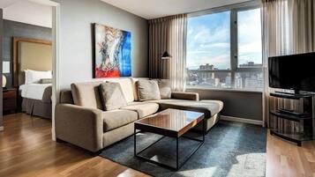 Executive 1-Bedroom Suite (1 Queen) | Sala de estar | Televisión LCD de 42 pulgadas con canales por cable, una televisión