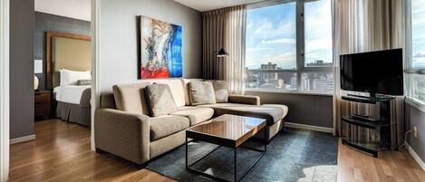 Executive 1-Bedroom Suite (1 Queen) | Stue | 42-tommers LCD-tv med kabelkanaler, tv, dvd-afspiller