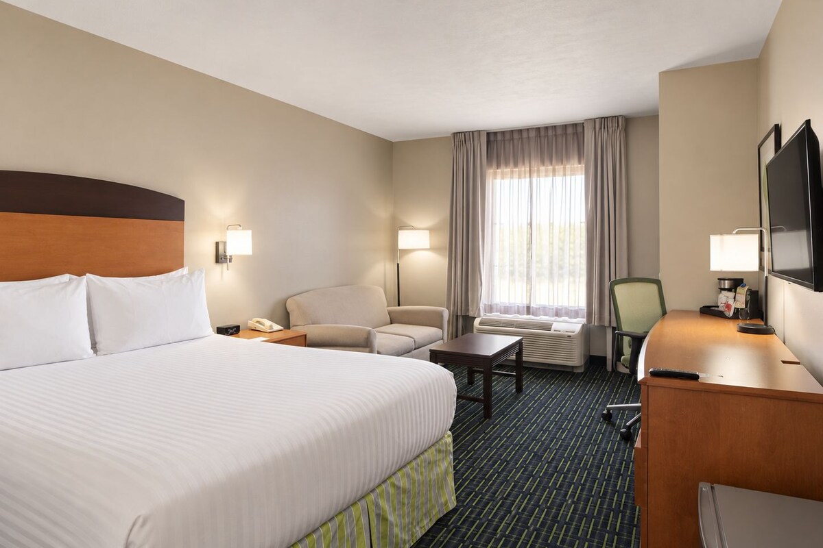 Business Room, 1 Queen Bed, Non Smoking | Premium bedding, down comforters, in-room safe, desk