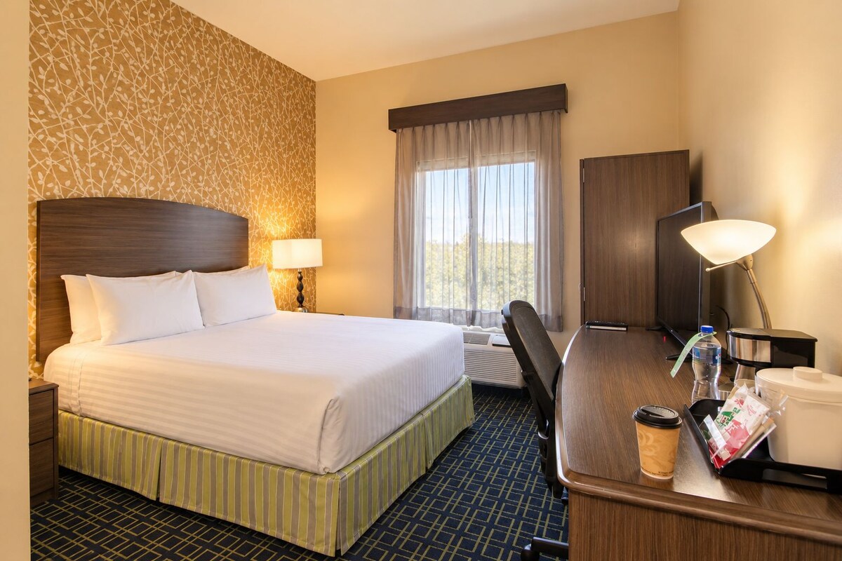 Room, 1 Queen Bed, Accessible, Non Smoking | Premium bedding, down comforters, in-room safe, desk