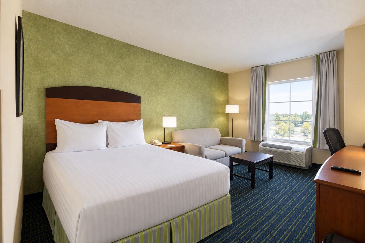 Deluxe Room, 1 Queen Bed, Non Smoking | Premium bedding, down comforters, in-room safe, desk