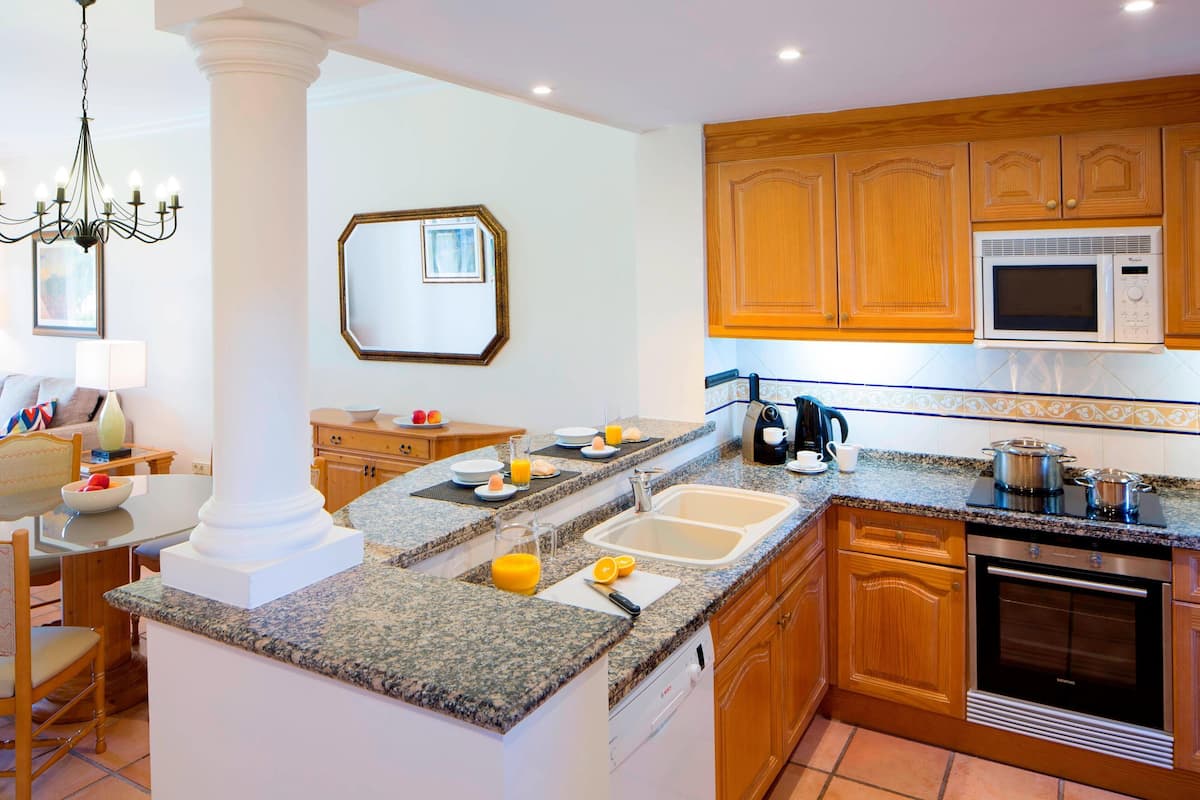 full-sized fridge, microwave, oven, stovetop