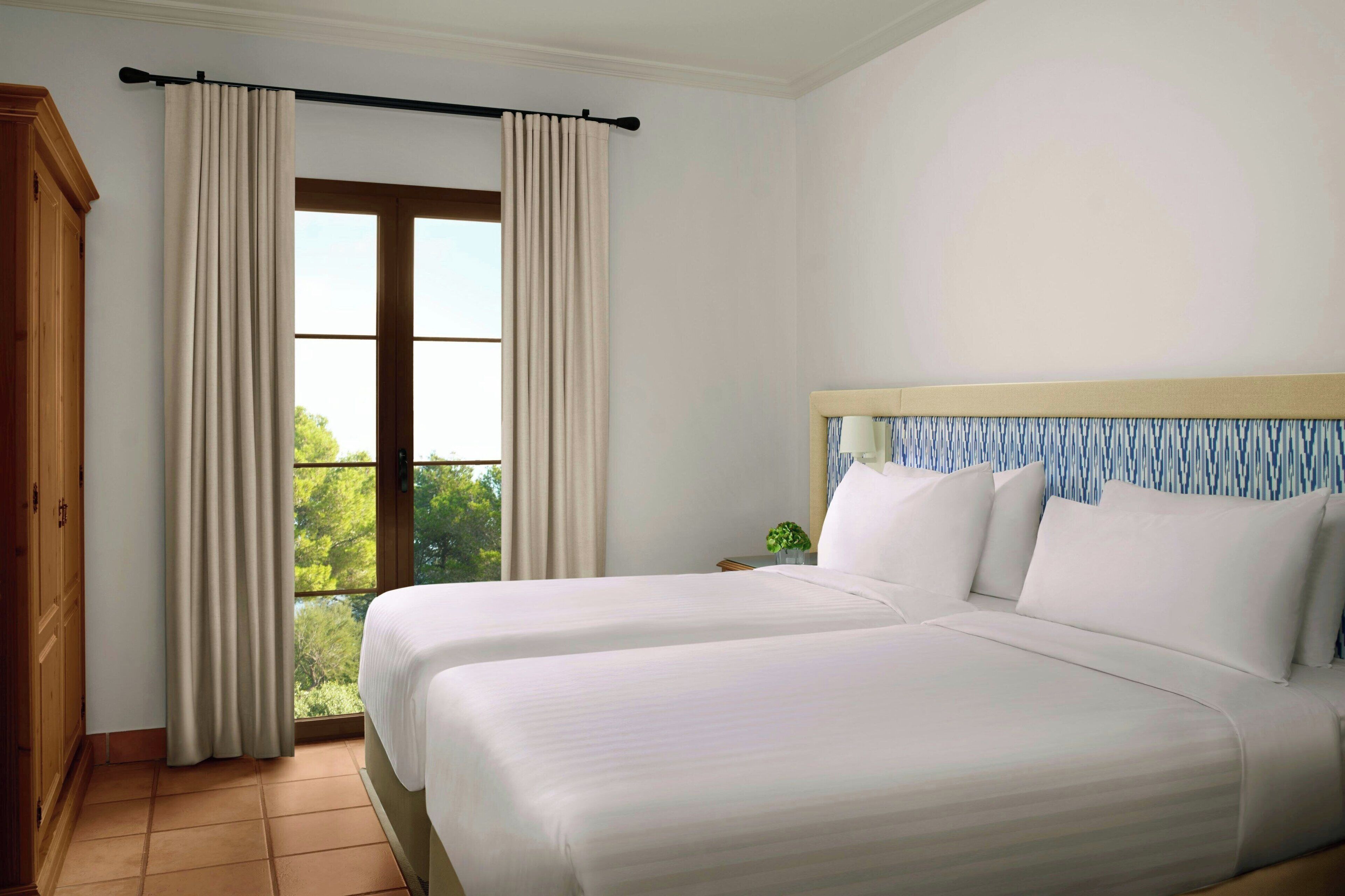 Luxe beddengoed, pillowtop-bedden, een kluis op de kamer, een bureau