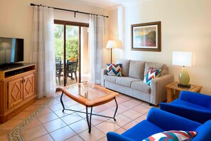 Habitación, 3 habitaciones, para no fumadores, vista al resort | Área de sala de estar | Televisión de pantalla plana y reproductor de DVD 